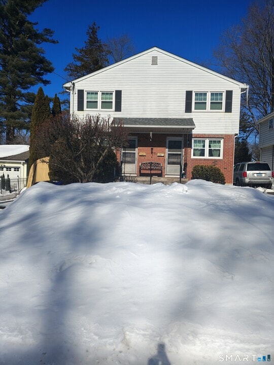 56 Mozart St in West Hartford, CT - Building Photo