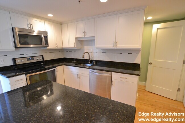 2025 Commonwealth Ave, Unit 1 in Boston, MA - Foto de edificio - Building Photo