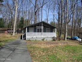 108 Quail Ct in Dingmans Ferry, PA - Building Photo