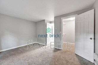 10015 NE 120th Ln in Kirkland, WA - Building Photo - Building Photo
