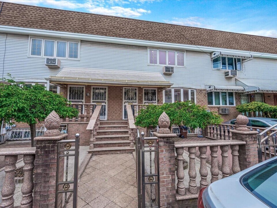 14 McKibbin Ct in Brooklyn, NY - Building Photo