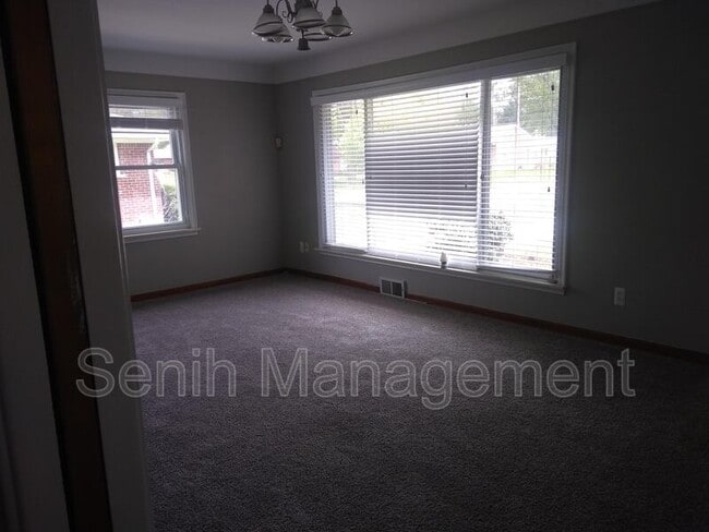 8561 Lochdale St in Dearborn Heights, MI - Foto de edificio - Building Photo