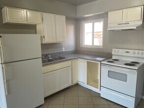 3801 Royal Crest St, Unit 6 in Las Vegas, NV - Building Photo - Building Photo