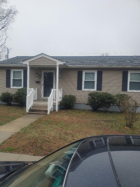 120 Hillcrest Ave in Colonial Heights, VA - Foto de edificio