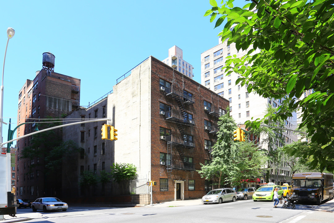 210 E 38th St in New York, NY - Building Photo