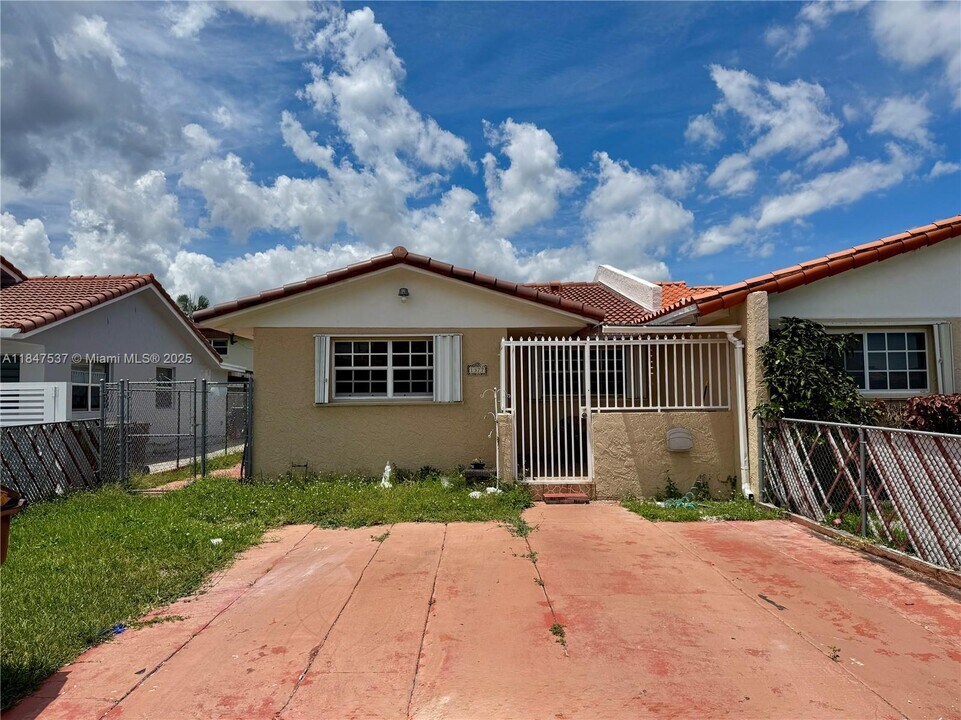 1377 W 38th St in Hialeah, FL - Building Photo