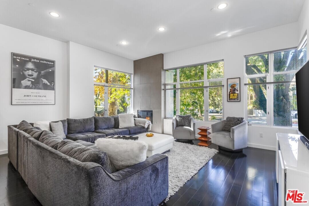 900 N W Knoll Dr in West Hollywood, CA - Building Photo