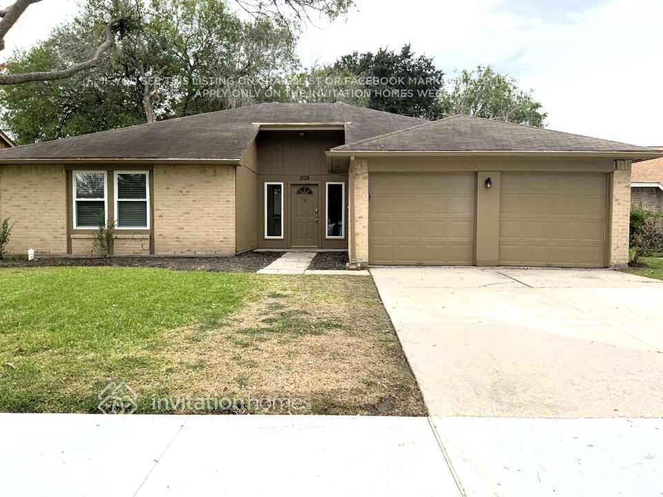 209 Greenshire Dr in League City, TX - Building Photo