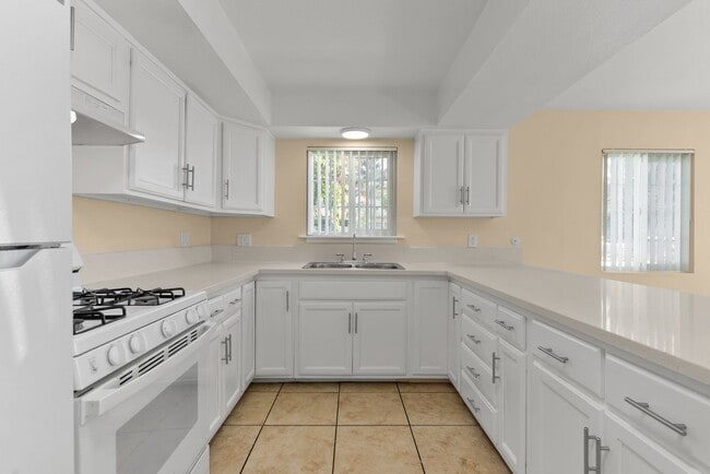 1022 El Camino Dr in Costa Mesa, CA - Building Photo - Building Photo
