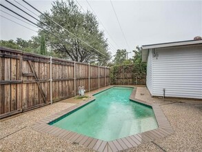 11850 High Valley Dr in Dallas, TX - Building Photo - Building Photo