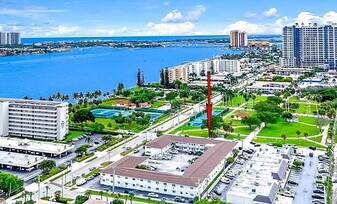 810 Lake Shore Dr in Lake Park, FL - Building Photo