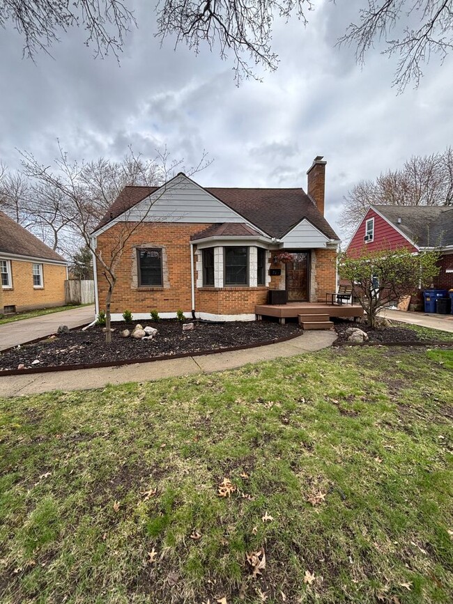 property at 709 Mulford Dr SE