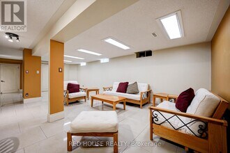 4450 Mayflower Dr in Mississauga, ON - Building Photo - Building Photo