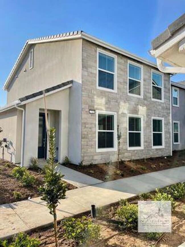 property at 2710 E Tamarind Dr