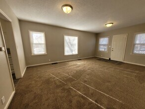 3927 8th Pl in Des Moines, IA - Building Photo - Building Photo