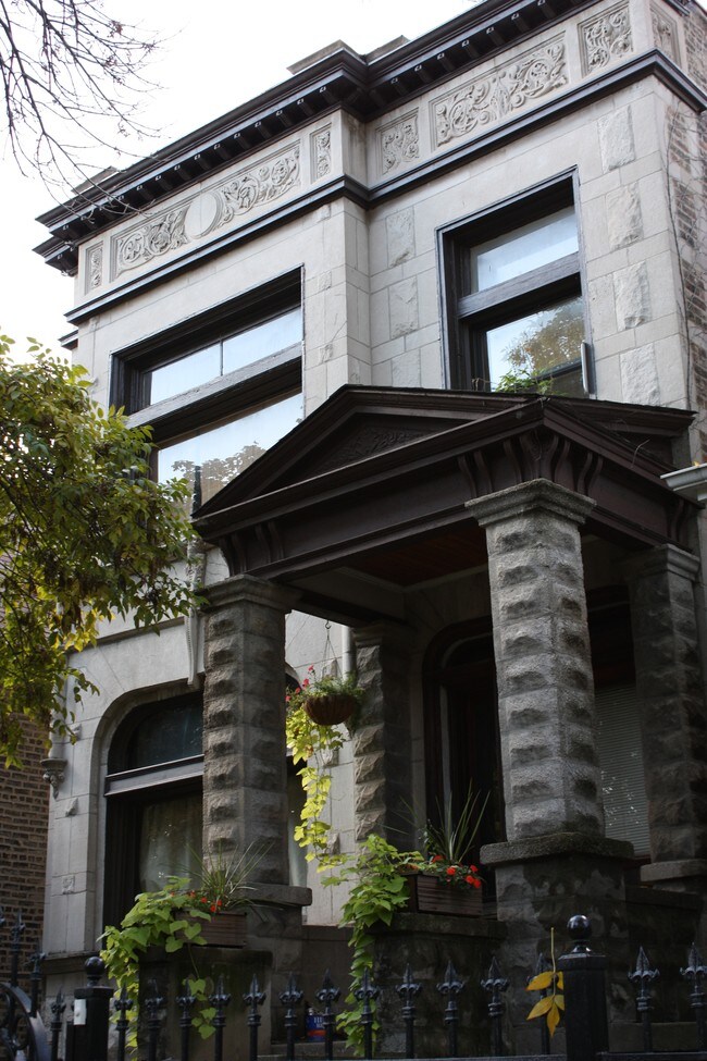 2436 N Maplewood Ave in Chicago, IL - Foto de edificio - Building Photo
