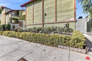 6155 Reseda Blvd in Los Angeles, CA - Building Photo