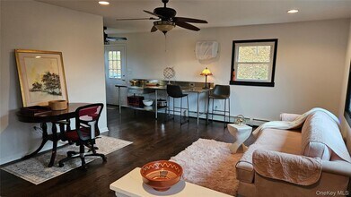 40 Woodbury Rd in Woodbury, NY - Foto de edificio - Building Photo