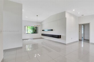 4585 SW 87th Ave in Miami, FL - Building Photo - Building Photo