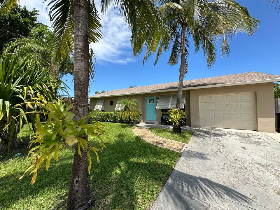 19043 SE Fearnley Dr in Jupiter, FL - Foto de edificio