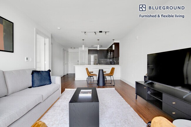 10555 Main St in Bellevue, WA - Building Photo - Building Photo