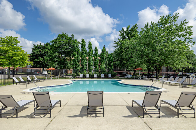 Six Trails Apartments - Saline, MI