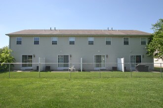 Country Place Apartments - Ottawa in Ottawa, IL - Building Photo - Building Photo