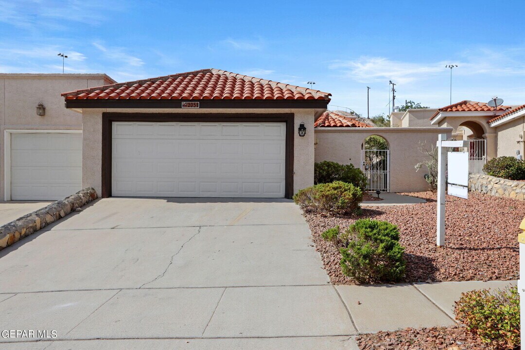 205 N Alto Mesa Dr in El Paso, TX - Building Photo