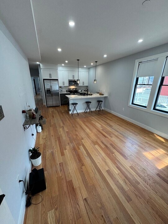 8 Ford St in Boston, MA - Building Photo
