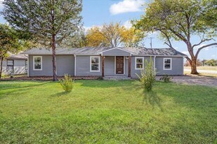 450 Hickory St in Lewisville, TX - Building Photo