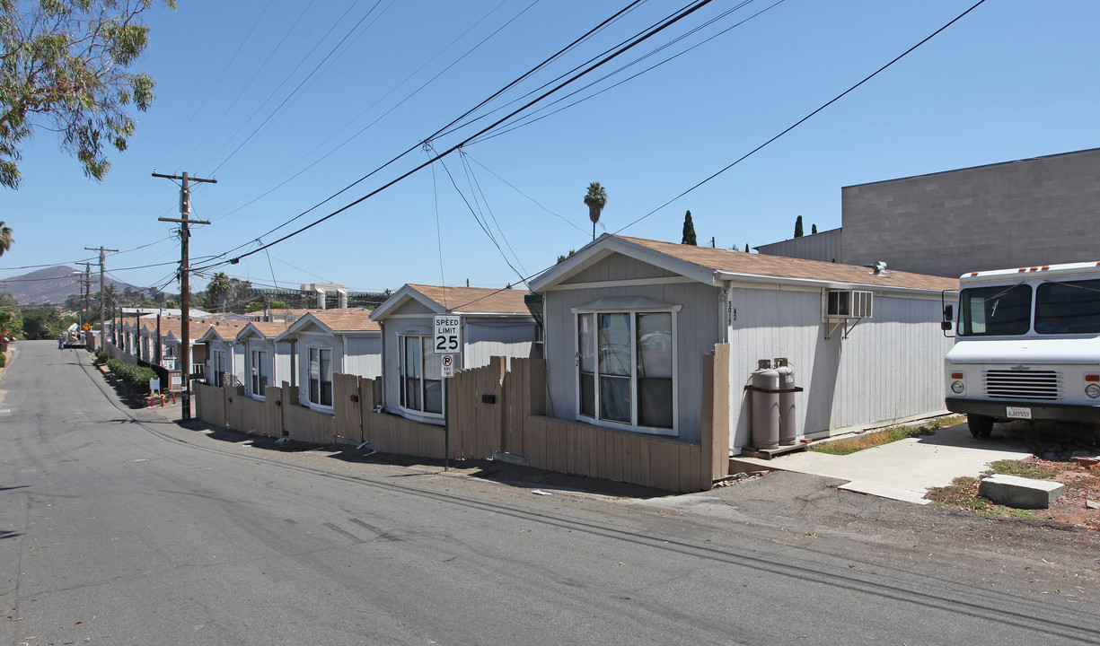 La Mesa Gardens in La Mesa, CA - Building Photo