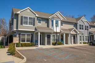 24 Robert Ct in Amityville, NY - Building Photo