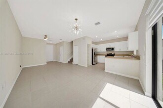 11108 W 33rd Way in Hialeah, FL - Building Photo - Building Photo