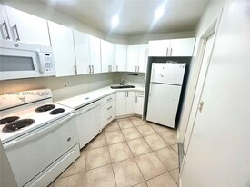 3115 Oakland Shores Dr in Oakland Park, FL - Building Photo