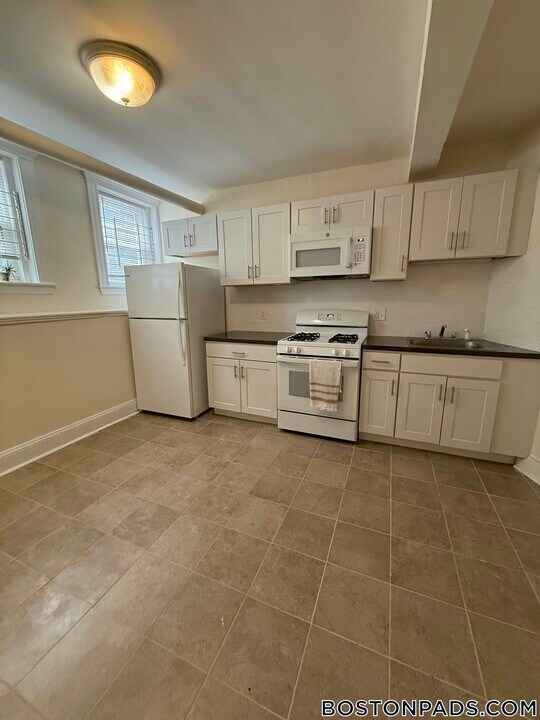 17 Barrows St, Unit B in Boston, MA - Building Photo