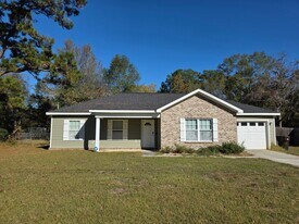 111 Richard St in Daleville, AL - Building Photo