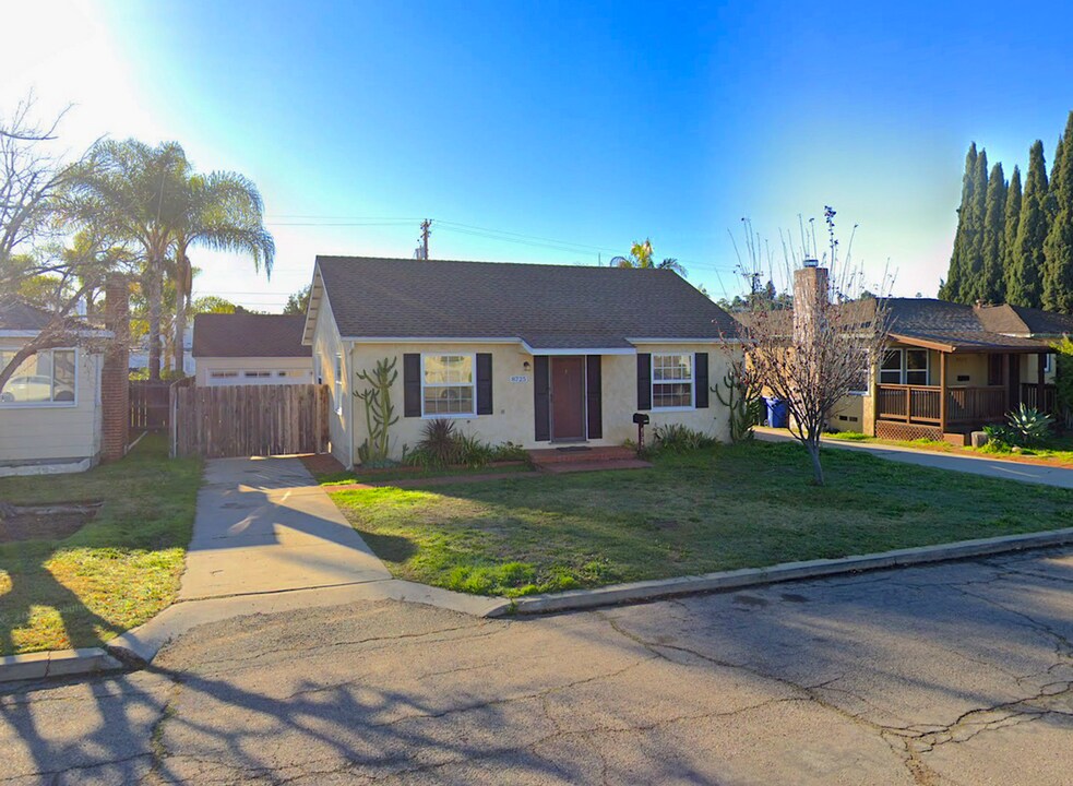 8725 Washington Ave in La Mesa, CA - Building Photo