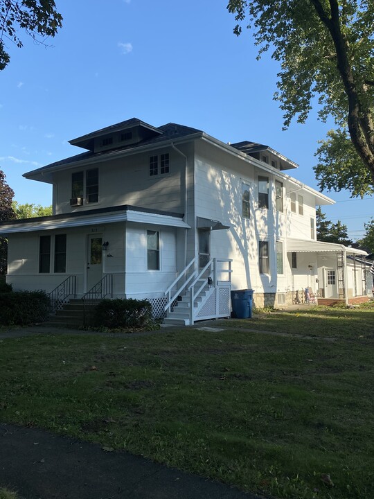 325 E Chestnut St in Pontiac, IL - Building Photo