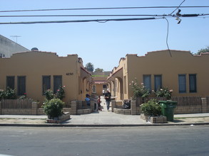 4230-4234 7/8 Burns Ave in Los Angeles, CA - Foto de edificio - Building Photo