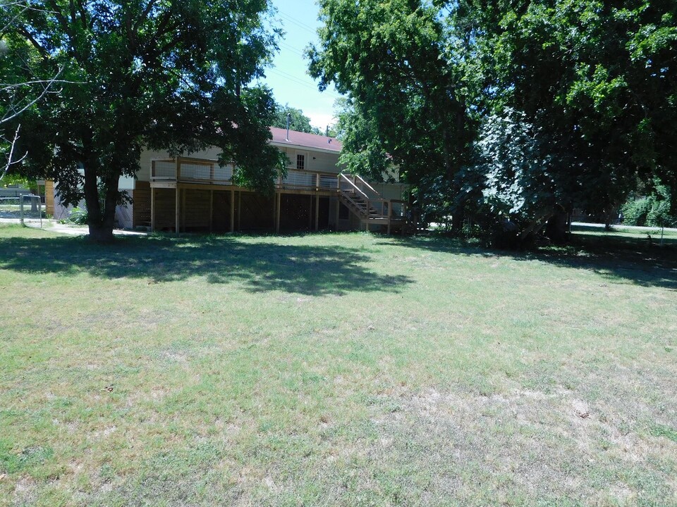 2001 Pecan St in San Marcos, TX - Building Photo