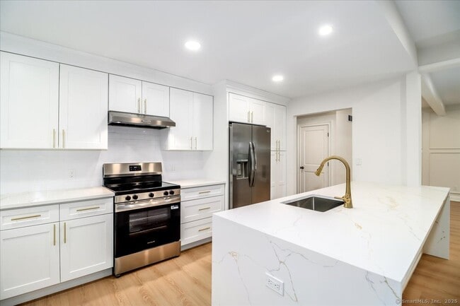 929 Heritage Vlg in Southbury, CT - Building Photo - Building Photo