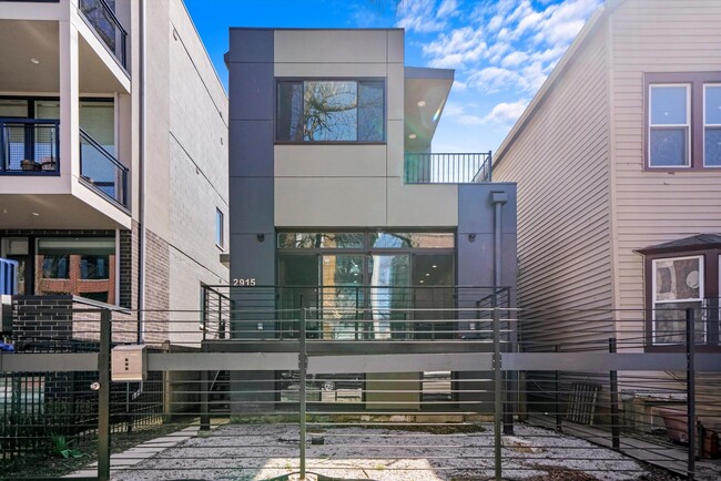 2915 W Lyndale St in Chicago, IL - Building Photo - Building Photo