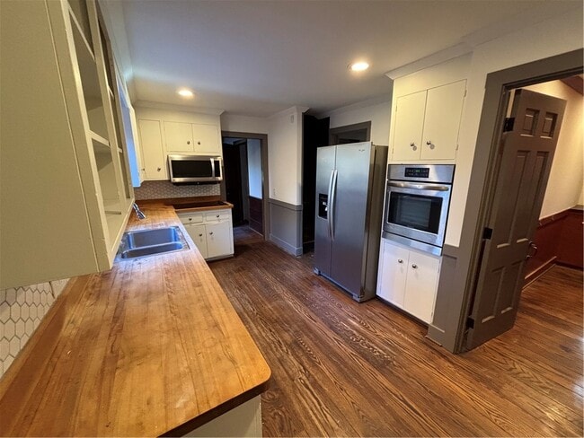 property at 930 W Bloomfield Rd