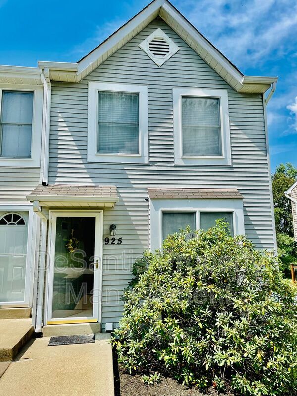 925 Elm Ct in Oakdale, PA - Building Photo - Building Photo