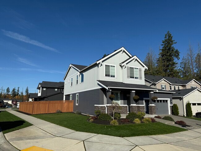 12701 192nd Pl E in Bonney Lake, WA - Foto de edificio - Building Photo