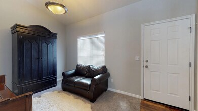 4058 Valderrama in Cedar Hills, UT - Foto de edificio - Building Photo