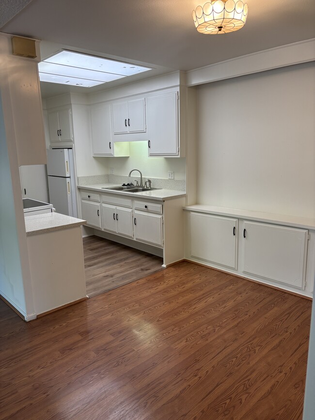 2280 Via Mariposa W in Laguna Woods, CA - Building Photo - Building Photo