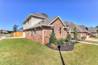 2201 Hermoso Way in Edmond, OK - Building Photo - Building Photo