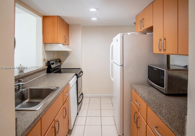 7545 E Treasure Dr, Unit 4K in North Bay Village, FL - Building Photo - Building Photo