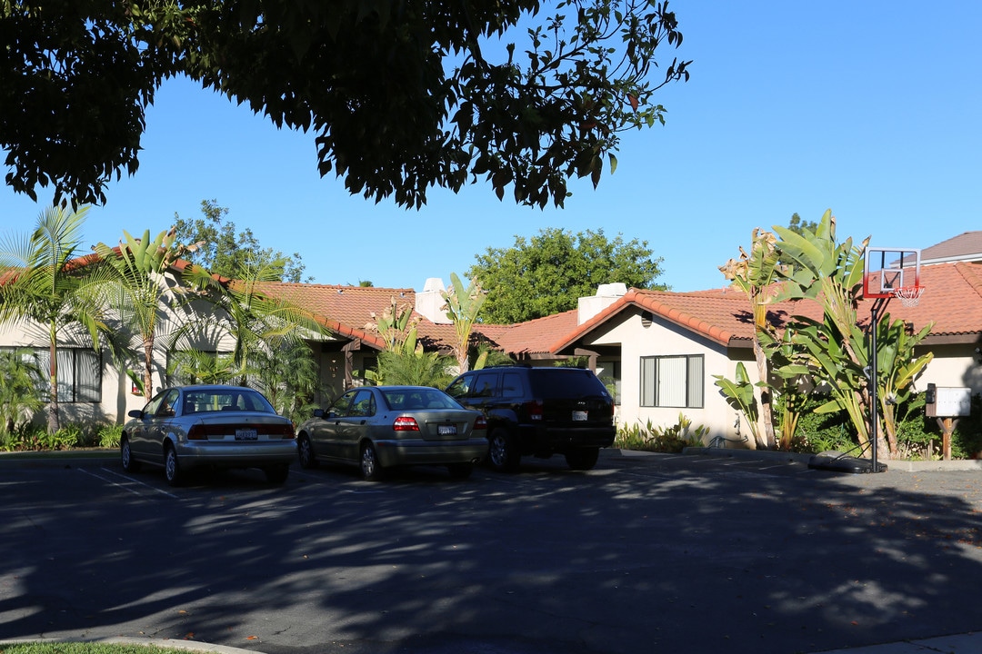 1605 S Maple St in Escondido, CA - Foto de edificio